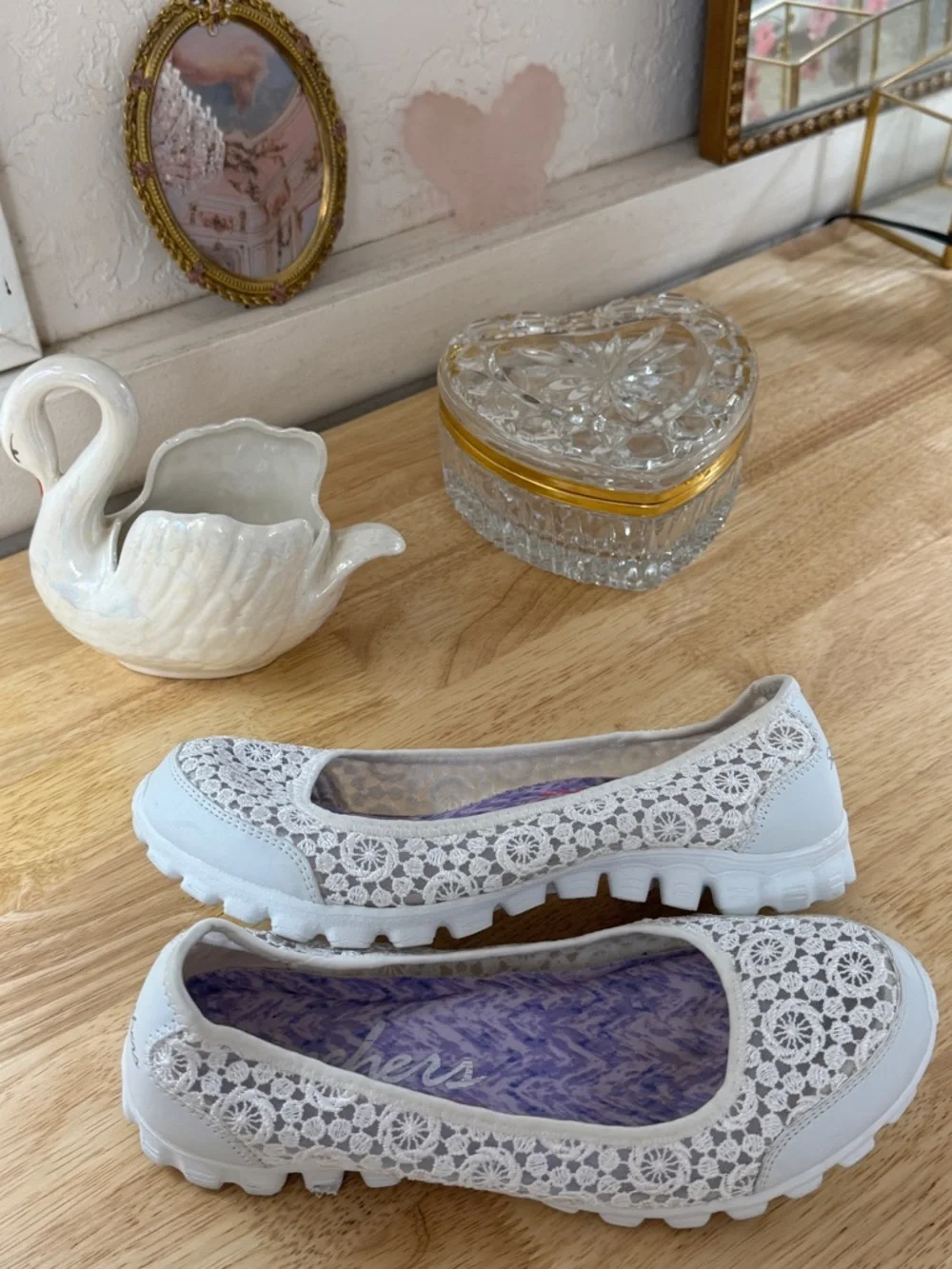 Whimsical Fairy Skechers White Leather Crochet Slip-On Comfort Flats Size 7